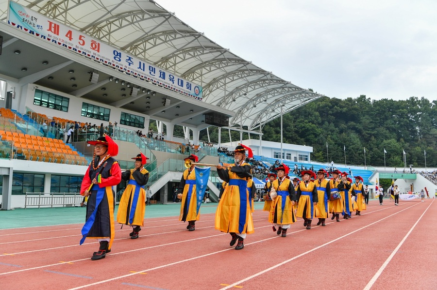 ▲ 영주시는 20일 시민운동장에서 1만여 명의 시민이 한자리에 모여 소통하고 화합하는 ‘제45회 영주시민체육대회’를 열었다.ⓒ영주시