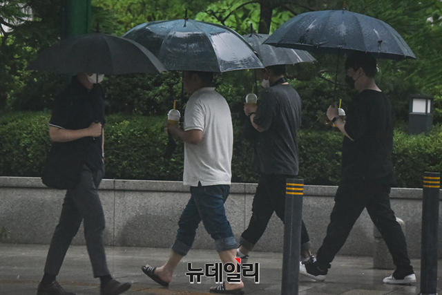 ▲ 우산을 쓴 시민들이 이동을 하고 있다. ⓒ뉴데일리DB