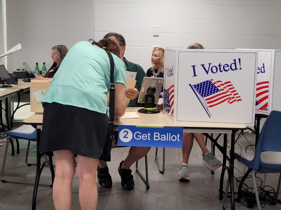 ▲ 20일(현지시간) 미국 대선 사전투표를 개시한 버지니아주의 알링턴시의 한 투표소에서 유권자가 투표용지를 받고 있다. ⓒ연합뉴스