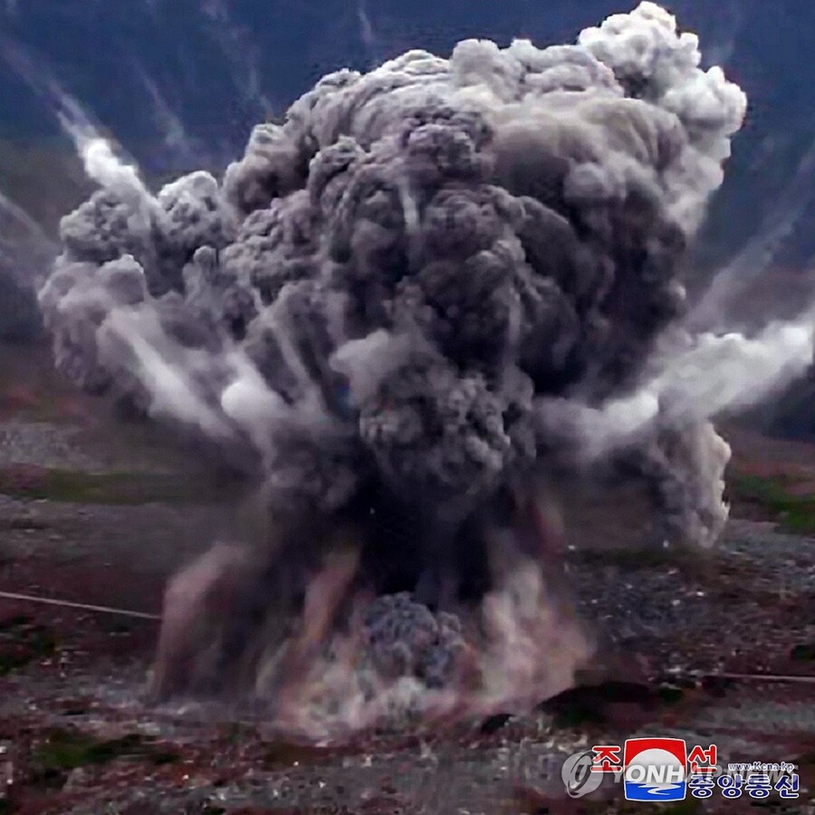 ▲ 북한이 고중량 재래식 탄두를 장착한 신형 단거리탄도미사일(SRBM) 시험발사에 성공했다고 19일 밝혔다. 북한 미사일총국은 전날 