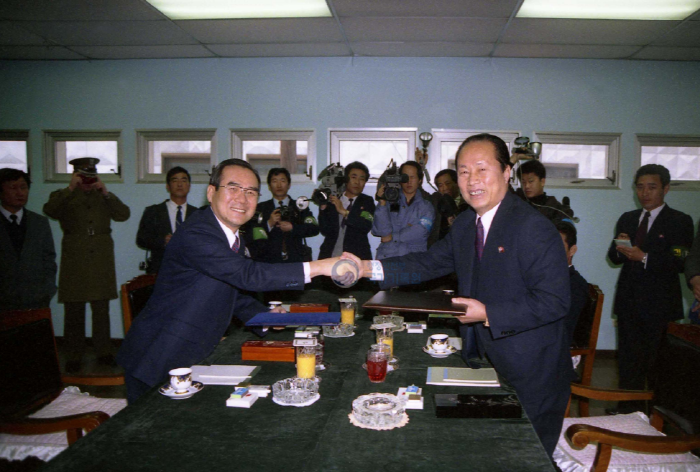 ▲ 1992년 1월 21일 당시 임동원 남북고위급회담 대표와 최우진 북한 남북고위급회담 대표는 남북한 양측총리가 연서명한 한반도 비핵화 공동선언문을 경기도 파주 판문점에서 정식 교환했다. ⓒ국가기록원 제공