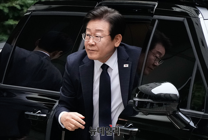 ▲ 이재명 더불어민주당 대표가 지난 20일 오전 서울 서초구 서울중앙지법에서 열린 공직선거법 위반 관련 결심 공판에 출석하고 있다. ⓒ서성진 기자