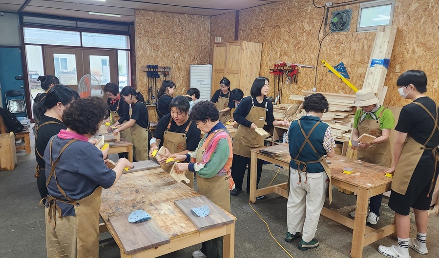 ▲ 청주여자상업고등학교(교장 김현희) 목공 창업동아리 ‘아랫木’ 학생들이 21일,  지역사회 주민들을 초청해 ‘감사해효(孝), 함께해 효(孝)’ 목공 활동을 진행했다.ⓒ충북교육청