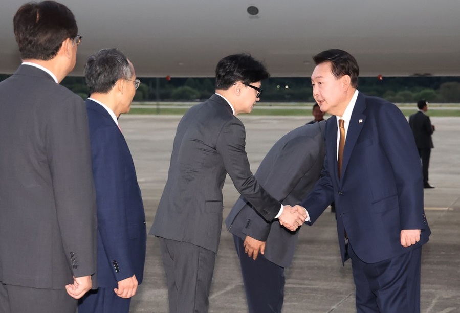 ▲ 윤석열 대통령이 22일 체코 공식 방문 일정을 마치고 성남 서울공항을 통해 귀국, 공군 1호기에서 내려 환영 나온 한동훈 국민의힘 대표와 악수하고 있다. ⓒ뉴시스