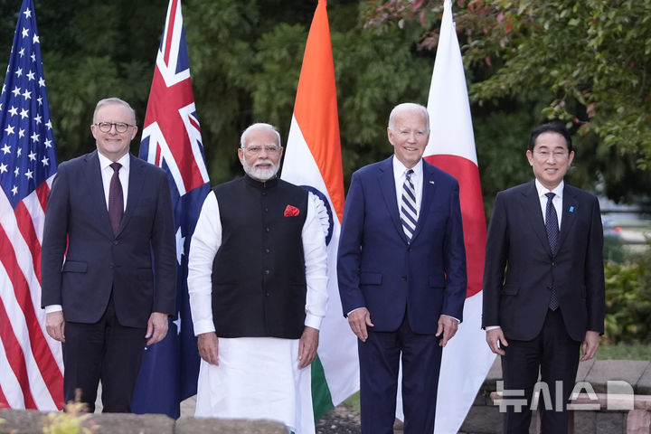 ▲ 앤서니 앨버니지(왼쪽부터) 호주 총리, 나렌드라 모디 인도 총리, 조 바이든 미국 대통령, 기시다 후미오 일본 총리가 21일(현지시각) 미국 델라웨어주 클레이몬트에서 쿼드(미국·인도·일본·호주 4자 안보 대화) 정상회의에 앞서 기념촬영을 하고 있다. 2024.09.22.ⓒAP/뉴시스