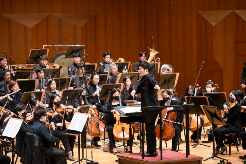 ▲ '제1회 KNSO국제지휘콩쿠르 본선'에서의 윤한결.ⓒ국립심포니오케스트라