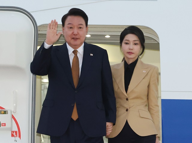 ▲ 윤석열 대통령과 부인 김건희 여사가 지난 22일 체코 공식 방문 일정을 마치고 귀국, 공군 1호기에서 내리며 인사하고 있다.ⓒ뉴시스