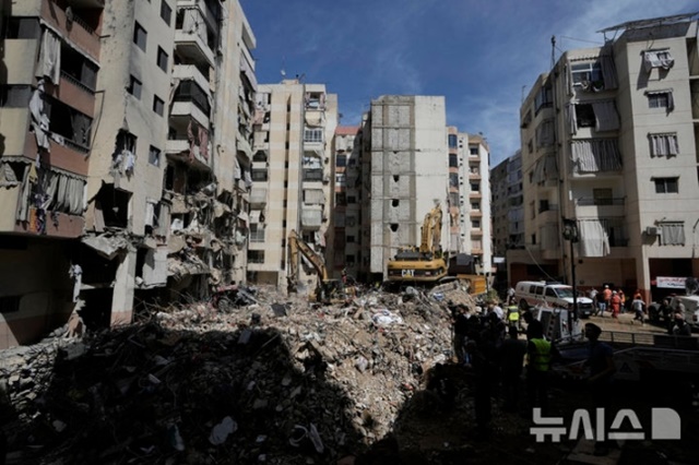 ▲ 레바논 베이루트 교외에서 긴급출동대원들이 이스라엘 공습 잔해를 수습하고 있다. 240923 AP/뉴시스. ⓒ뉴시스