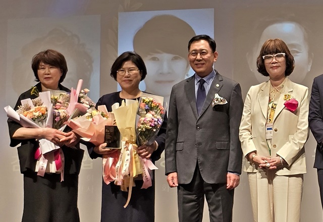 ▲ 이애형 경기도의회 교육행정위원장(국힘·수원10, 왼쪽 두번째))이 지난 22일 인천에서 열린  제49회 여약사대상 시상식에서 대상 수상 후 기념촬영을 하고 있다. ⓒ경기도의회 제공