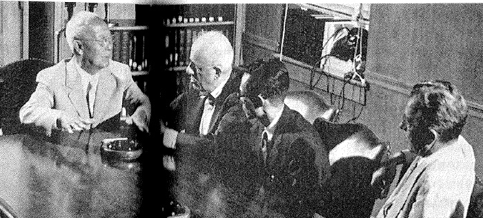 ▲ 미시사주간지 'US News & World Report' 편집인과 단독 인터뷰하는 이승만 대통령(왼쪽).
