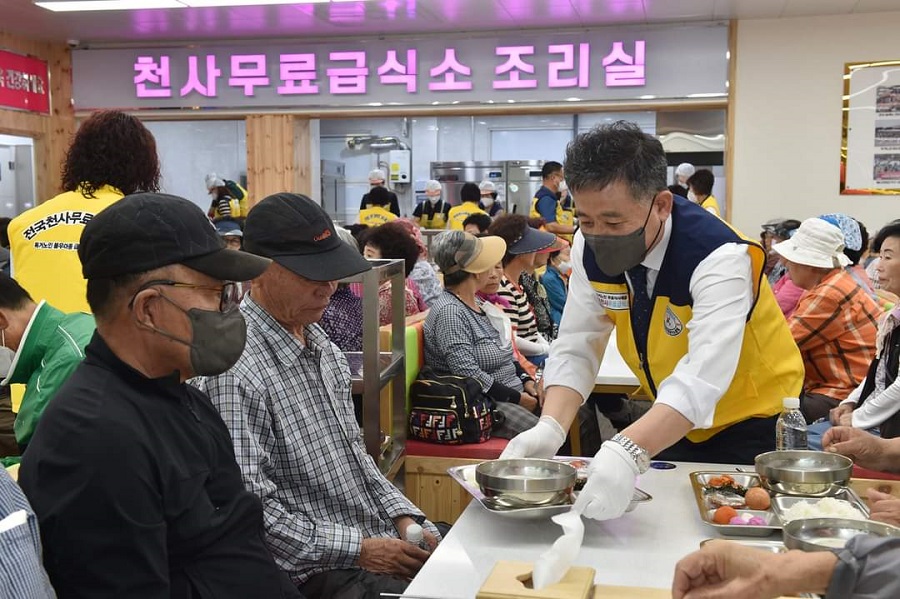 ▲ 정성주 김제시장이 23일 김제 천사무료급식소에서 배식 및 설거지 봉사활동을 펼쳤다.ⓒ김제시