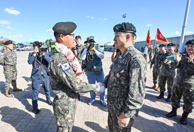 ▲ 육군은 23일 평택 해군2함대사령부에서 육군 최초 기계화부대 해외 연합훈련 출정식을 개최했다. 출정식을 주관한 박안수 육군참모총장이 카타르연합훈련단장 임익성 대령을 격려하고 있다. ⓒ육군 제공