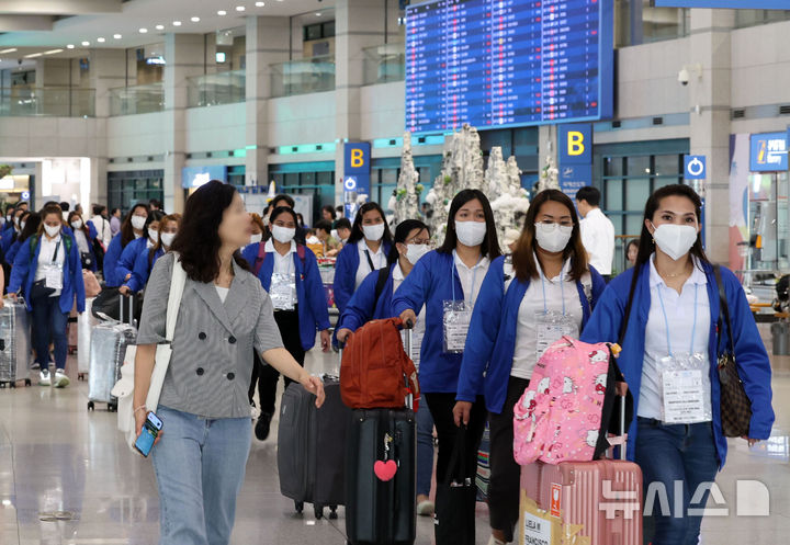 ▲ 외국인 가사관리사 시범사업에 참여하는 필리핀인 가사관리사들이 6일 오전 인천국제공항을 통해 입국하고 있다. ⓒ뉴시스