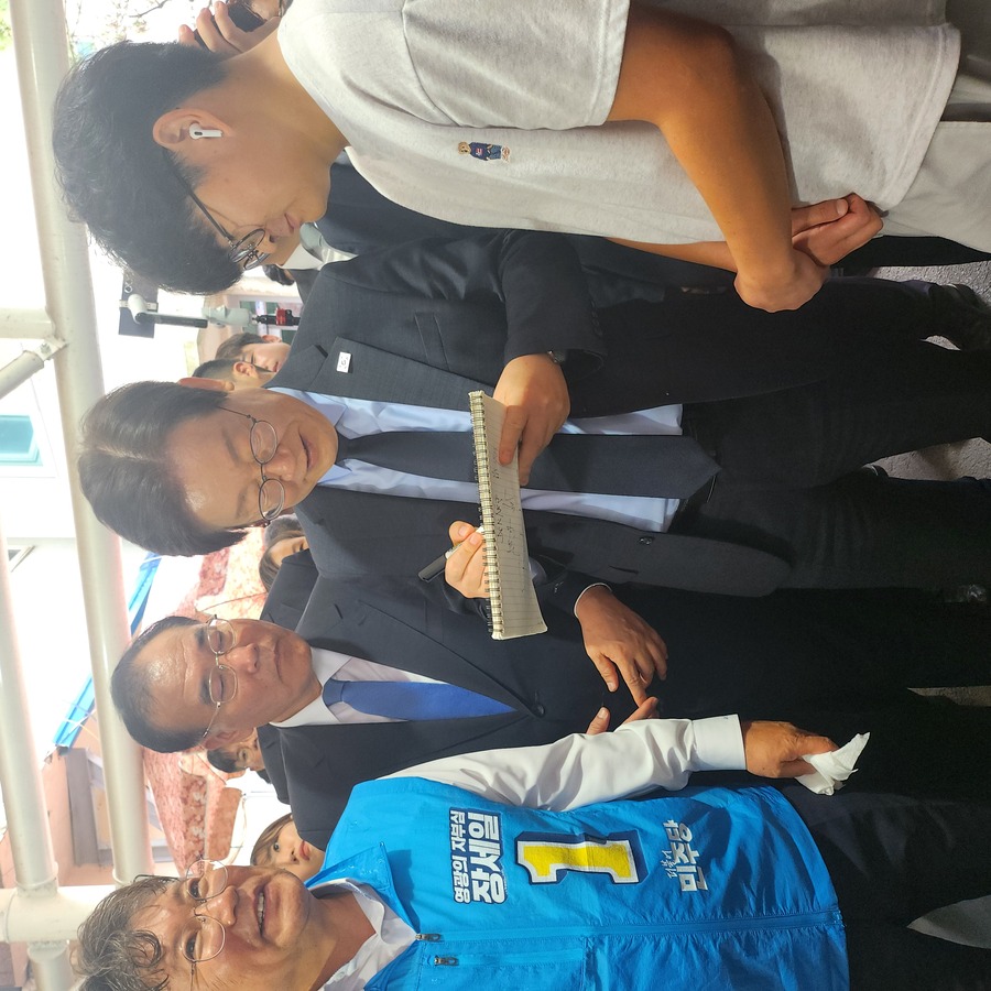 ▲ 이재명 더불어민주당 대표가 전남 영광터미널 시장에서 지지자에게 사인을 해주고 있다. ⓒ남수지 기자