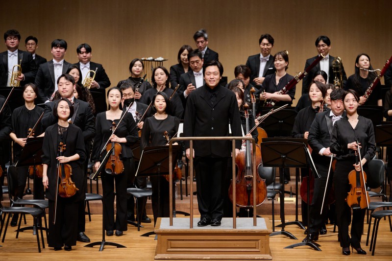 ▲ 경기필하모닉오케스트라 단체 사진.ⓒ경기아트센터