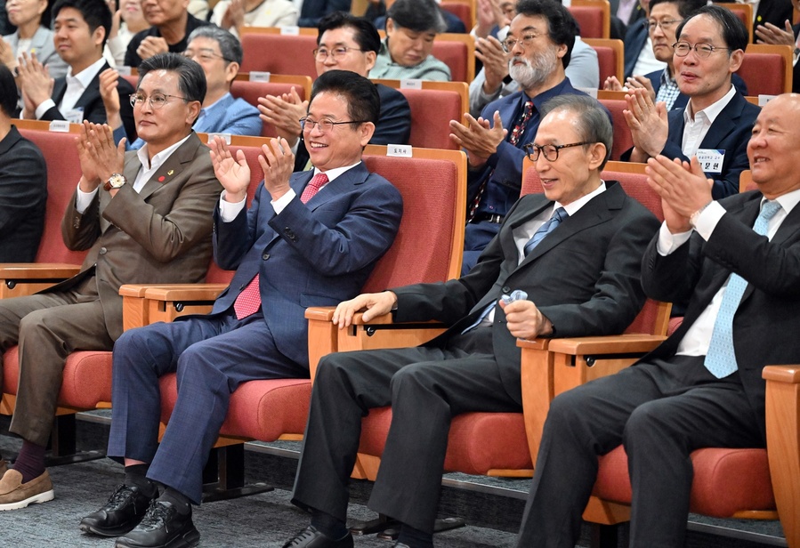 ▲ 행사에는 이명박 전 대통령이 경북도청 이전 후 처음으로 신청사를 방문해 기념 축사와 강연집 발간 행사에 참여했다.ⓒ경북도