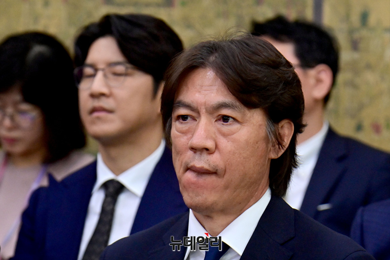 ▲ 홍명보 대한민국 축구대표팀 감독이 24일 국회에서 열린 문화체육관광위원회의 대한축구협회 등에 대한 현안질의에 축석해 굳은 얼굴로 앉아 있다. 뒷좌석엔 박주호 전 대한축구협회 전력강화위원이 착석했다.ⓒ이종현 기자