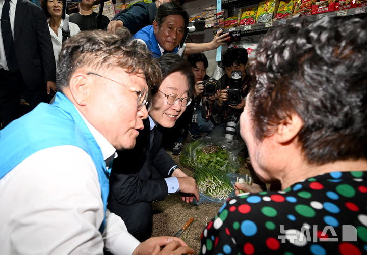 ▲ 10·16영광·곡성군수 재보궐 선거를 앞둔 23일 오전 전남 영광군터미널시장에서 이재명 더불어민주당 대표와 장세일 영광 군수 후보 (사진 오른쪽부터)가 상인에게 인사하고 있다. ⓒ뉴시스