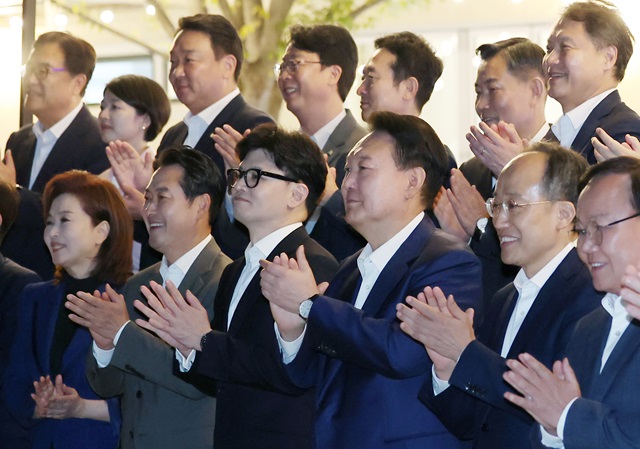 ▲ 윤석열 대통령이 24일 서울 용산 대통령실 앞 분수정원에서 열린 국민의힘 지도부 초청 만찬을 마친 뒤 한동훈 대표, 추경호 원내대표 등 참석자들과 기념촬영을 하고 있다.ⓒ뉴시스(사진=대통령실 제공)