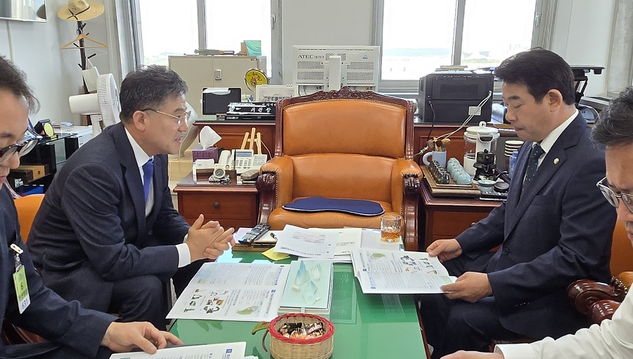 ▲ 25일 국회를 찾은 정성주 시장이 박정 예결위원장과 면담하며 시 주요사업의 당위성과 시급성을 설명하고 국가예산이 반영될 수 있도록 적극 건의했다.ⓒ김제시