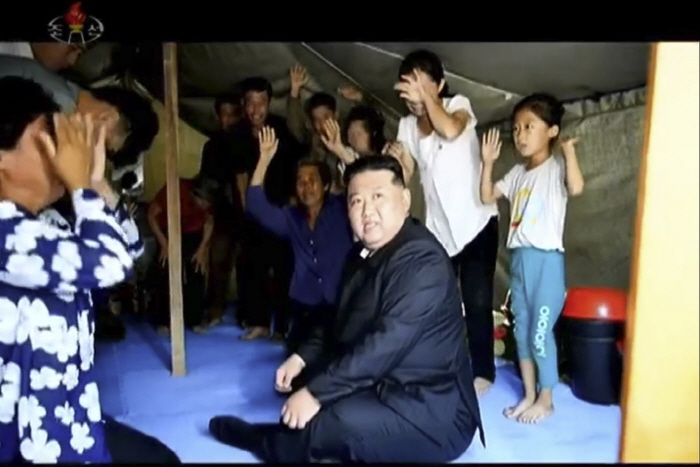 ▲ 북한 김정은이 지난 8월 8∼9일 평안북도 의주군 수해지역을 찾아 이재민 위로 등 현장점검에 나섰다. ⓒ북한 조선중앙TV 캡처/뉴시스