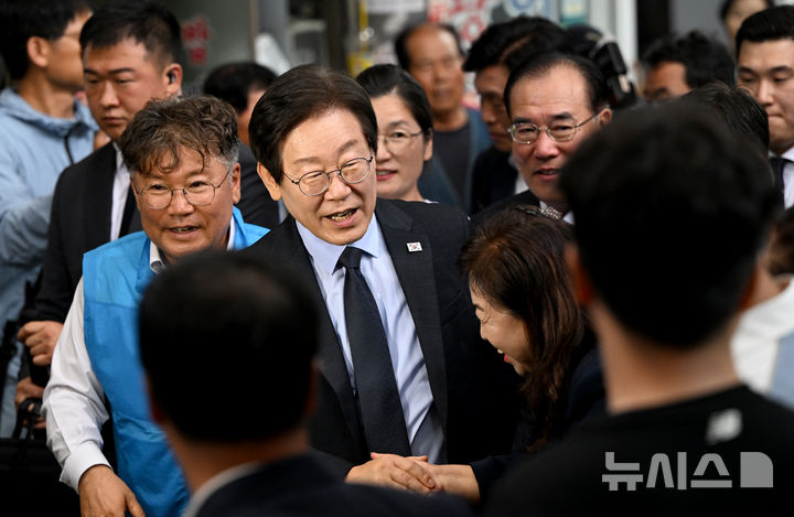 ▲ 10·16영광·곡성군수 재보궐 선거를 앞둔 23일 오전 전남 영광군터미널시장에서 이재명 더불어민주당 대표와 지역 군수 후보자·지도부가 상인을 만나 지지를 호소하고 있다. ⓒ뉴시스