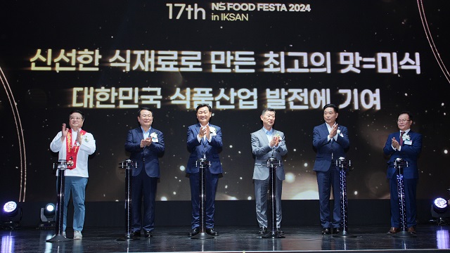 ▲ NS푸드페스타 2024 in 익산 개막식에 참석자들이 개막 세러머니를 하고 있다. 왼쪽부터 남대현 명장, 정헌율 익산시장, 김관영 전북특별자치도지사, 김홍국 하림그룹 회장, 김경진 익산시의회의장, 조항목 NS홈쇼핑 대표이사.ⓒNS홈쇼핑