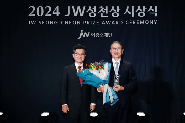 ▲ 유덕종 에티오피아 세인트폴병원 밀레니엄 의과대학 교수(오른쪽)가 '2024 JW성천상'을 수상한 뒤 기념촬영하고 있다. ⓒ JW이종호재단