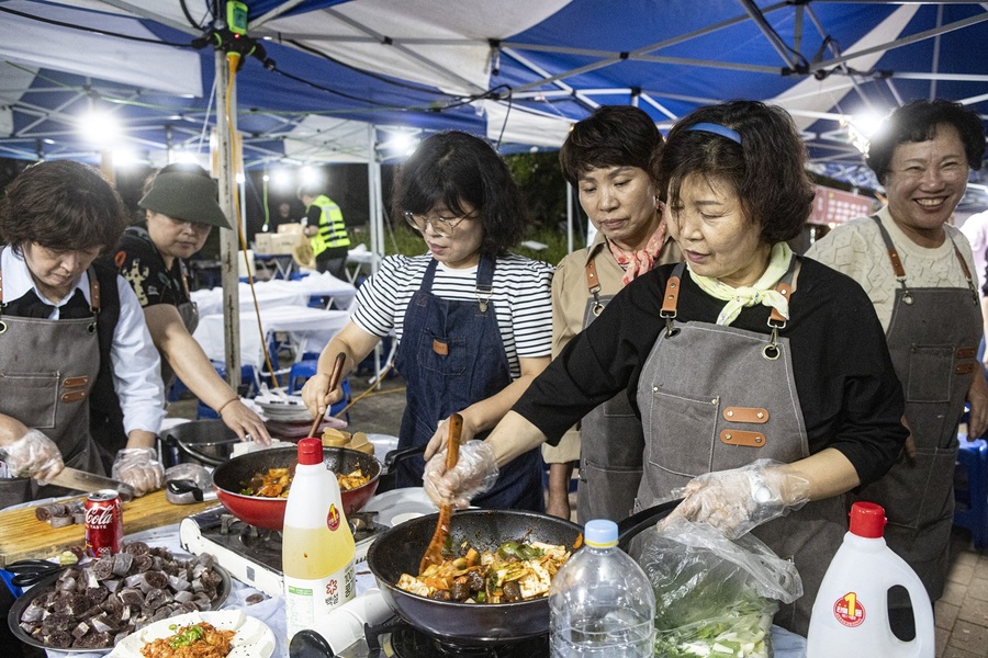 ▲ 대학 축제의 꽃인 ‘주막촌’에서 평생교육 관련 학과의 만학도들이 운영하는 주막촌에 학생들이 몰리는 신풍속도가 대학 축제에 색다른 재미를 선사하고 있다.ⓒ대구대