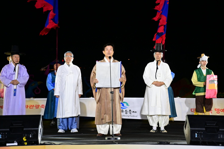 ▲ 지난해 '진주남강유등축제'에서 조규일 시장과 관계자들이 초혼 점등식 행사를 하고 있다. ⓒ진주시 제공