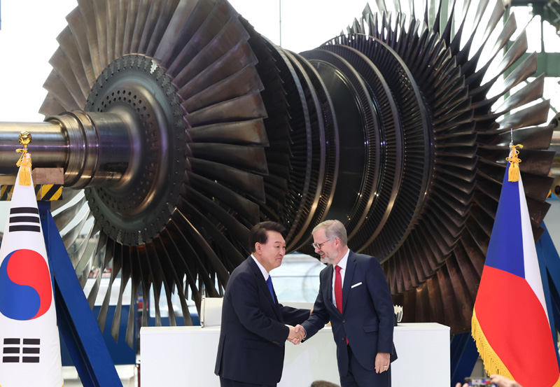 ▲ 윤석열 대통령이 지난 20일(현지시각) 체코 플젠 산업단지 내 두산스코다파워 공장에서 열린 원전 전주기 협력 협약식에서 축사를 뒤 페트로 피알라 체코 총리와 악수하고 있다. ⓒ뉴시스