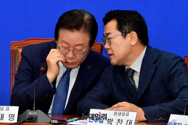 ▲ 이재명 더불어민주당 대표와 박찬대 원내대표가 27일 오전 국회에서 열린 최고위원회의에서 대화를 나누고 있다. ⓒ이종현 기자