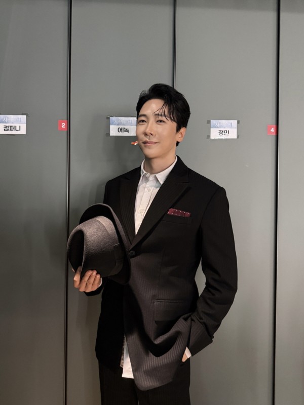 ▲ 배우 에녹 뮤지컬 '사의찬미' 첫 공연 비하인드 컷.ⓒEMK엔터테인먼트