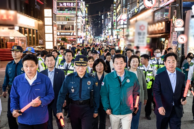 ▲ 수원 인계동이 주민의 안전한 생활을 위해 민·관·경 합동체제를 구성했다. 사진은 지난 5월 20일 저녁 인계동의 한 다중인파 밀집지역에서 이재준 수원특례시장을 비롯한 관계자들이 민·관·경 합동 순찰을 벌이고 있는 모습. ⓒ수원시 제공