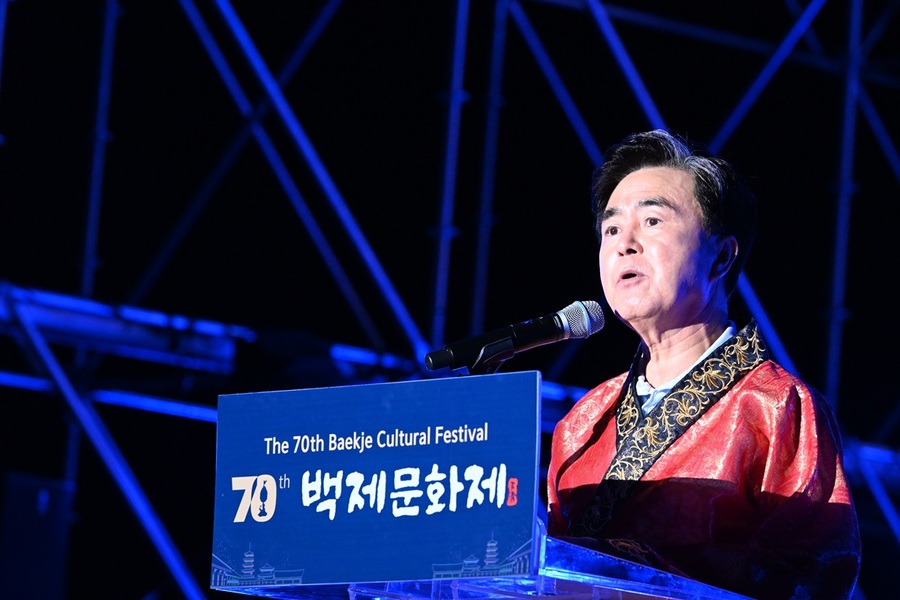 ▲ 김태흠 충남도지사가 28일 오후 부여에서 열린 제70회 백제문화제 개막식에서 축사를 하고 있다.ⓒ충남도