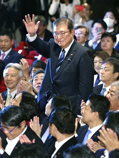 ▲ 이시바 시게루 전 자민당 간사장이 27일 일본 도쿄에서 열린 자민당 총재 선거에서 당선이 확정되자 손을 흔들고 있다. ⓒ로이터 연합뉴스