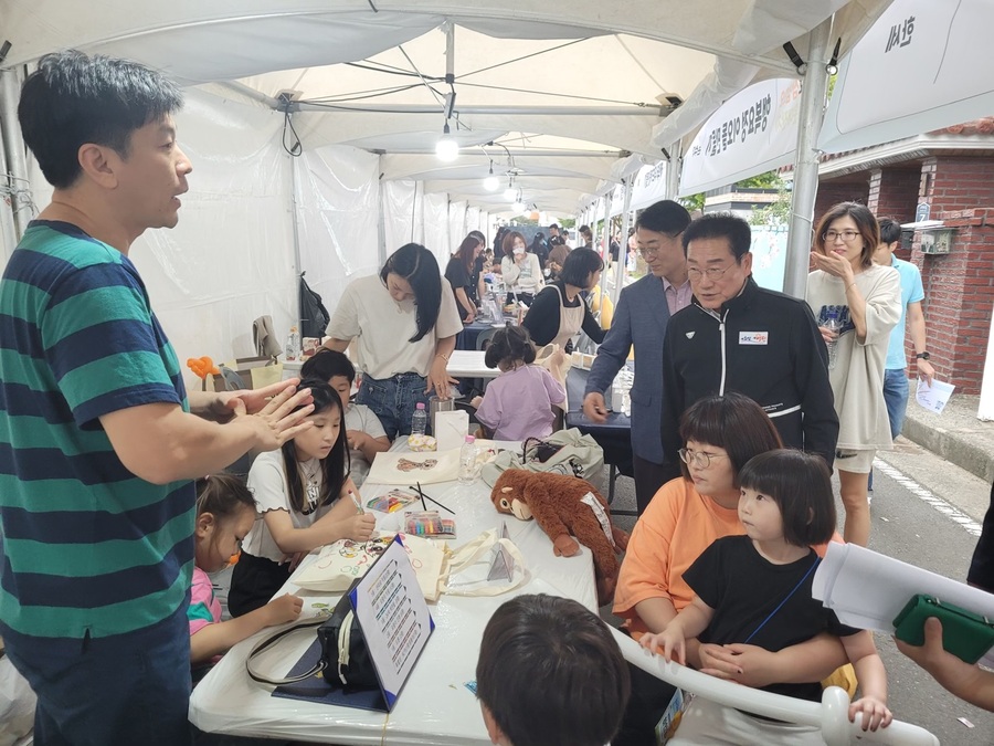 ▲ 영천시 금호읍 어울림센터 일대에서 개최된 ‘제2회 금호 삼삼오오 이웃대잔치’가 지난 28일 주민들과 청년 창업가들의 열띤 호응 속에서 막을 내렸다.ⓒ영천시