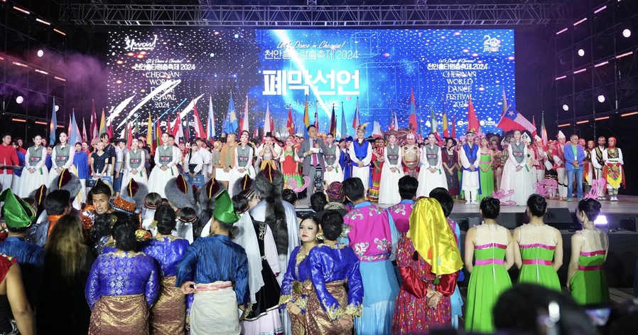 ▲ 박상돈 천안시장이 29일 밤 천안흥타령춤축제 2024 폐막을 선언하고 있다.ⓒ천안시