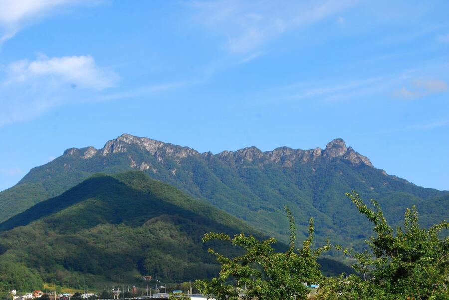 ▲ 901번 지방도를 지나면서 바라본 주흘산 능선.ⓒ진경수 山 애호가