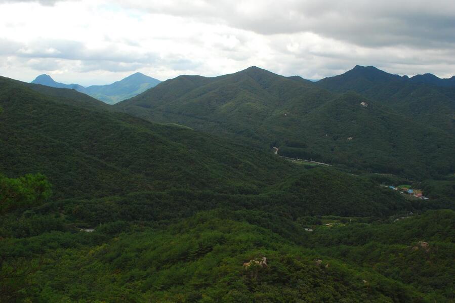 ▲ 벌재로 이어지는 백두대간 산등성이.ⓒ진경수 山 애호가