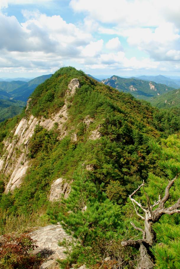 ▲ 신선봉(前)과 도락산(後).ⓒ진경수 山 애호가