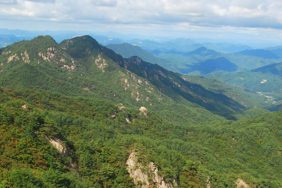 ▲ 신선봉에서 이어지는 황정산 산등성이.ⓒ진경수 山 애호가