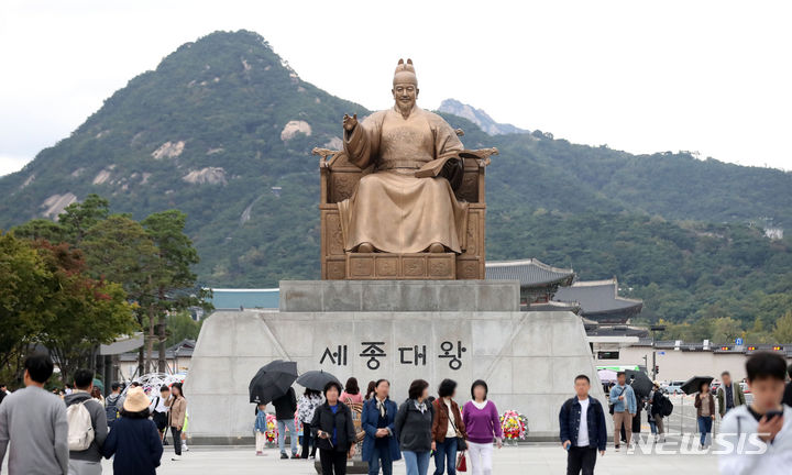 ▲ 서울 종로구 광화문광장 세종대왕상 앞에서 시민들이 오가고 있다. ⓒ뉴시스