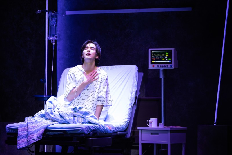 ▲ 연극 '엔젤스 인 아메리카-파트원:밀레니엄이 다가온다' 공연 장면.ⓒ글림컴퍼니