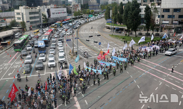 ▲ 지난 28일 오후 서울 중구 서울역사거리에서 시민들이 전국민중행동 등 진보단체의 '정권 퇴진 시국대회' 가두 행진 집회 여파로 차량정체를 겪고 있다. ⓒ뉴시스
