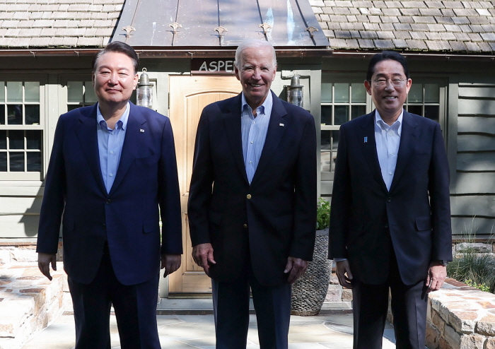▲ 윤석열 대통령이 2023년 8월 18일(현지시간) 메릴랜드주에 위치한 미국 대통령 별장 캠프 데이비드에서 한미일 정상회의 일정을 마친 뒤 조 바이든 미국 대통령, 기시다 후미오 일본 총리와 기념촬영하고 있다. ⓒ뉴시스