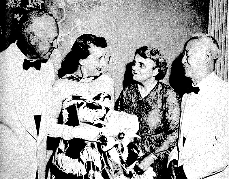 ▲ 백악관 만찬장에서 화기애애한 환담을 나누는 아이젠하워 대통령 부부와 이승만 대통령 부부. 정작 정상회담장에서는 날카롭게 대립,  두 대통령이 교대로 퇴장한다.