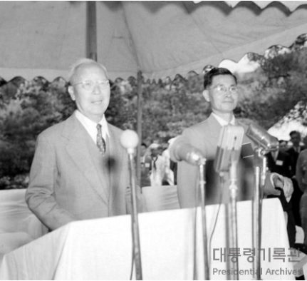 ▲ 이승만대통령이 1954년 6월15일 창설한 '아시아민족반공연맹'의 첫 대회가 진해에서 열렸다. 사진은 대형천막을 친 해군공관 앞마당에서 창설기념 연설을 하는 이승만 대통령.(대통령 기록관)