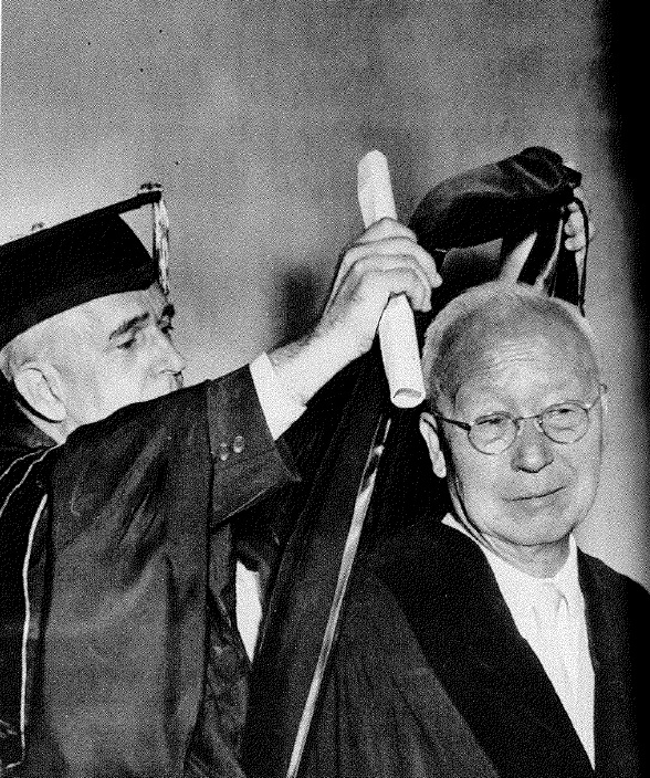 ▲ 모교 조지 워싱턴 대학교의 마빈 총장이 이승만 대통령에게 명예법학박사 학위를 수여하고 박사모를 씌워주고 있다. 청년 이승만은 1905년 2학년에 편입, 5년만에 하버드 석사, 프린스턴 박사를 획득한다.