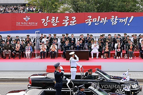 ▲ 지난해에 이어 올해도 국군의날 시가행진이 있었다. 이준석당 천하람 의원을 비롯, 이른바 중도 자처 세력이 이를 비난하고 나섰다. 하나만 알고 둘은 모르는 배배 꼬인 인지구조 소유자들이다. ⓒ 연합뉴스